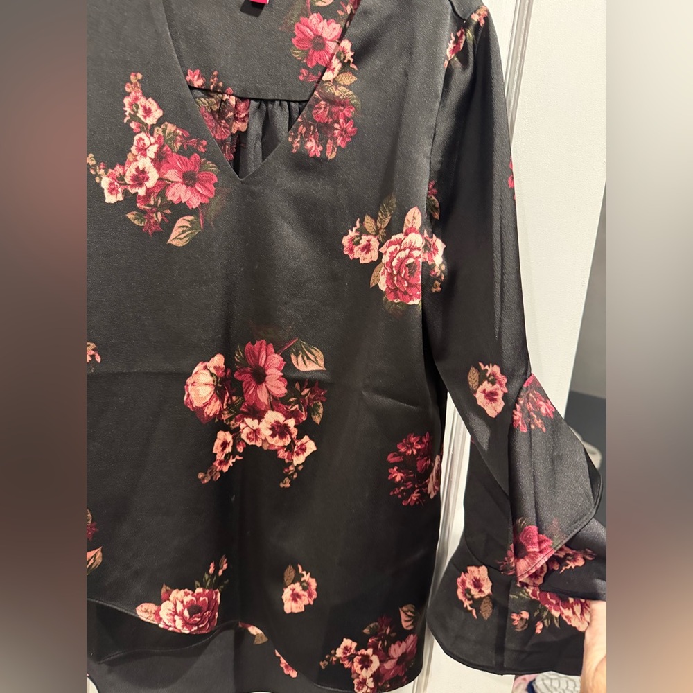 NWT Vince Camuto Womens Black Floral Bell Sleeve - Picture 4 of 6